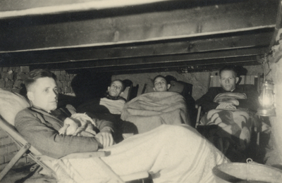 602850 Afbeelding van enkele tijdelijke onderduikers uit de omgeving van de Kanaalstraat onder de vloer in de ...